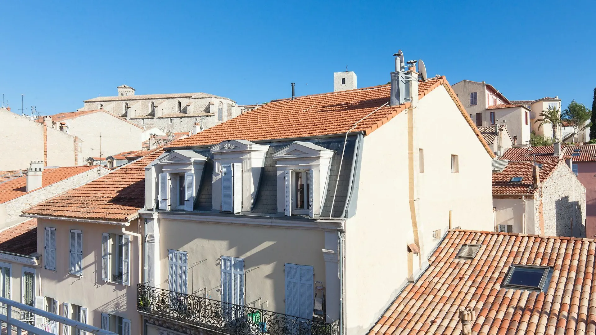 Clemenceau Yourhosthelper location